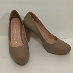 Nude pumps